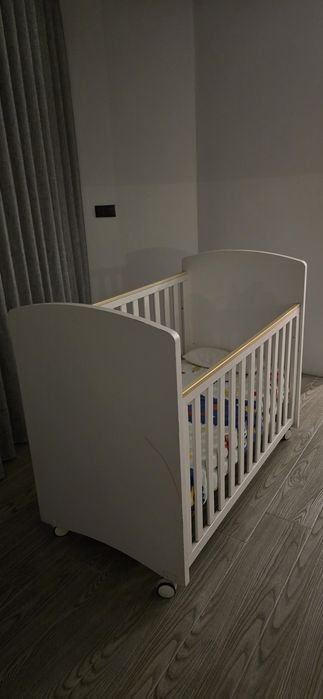 Berço em branco mate