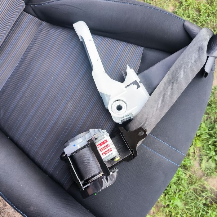 Nissan leaf ремінь безпеки