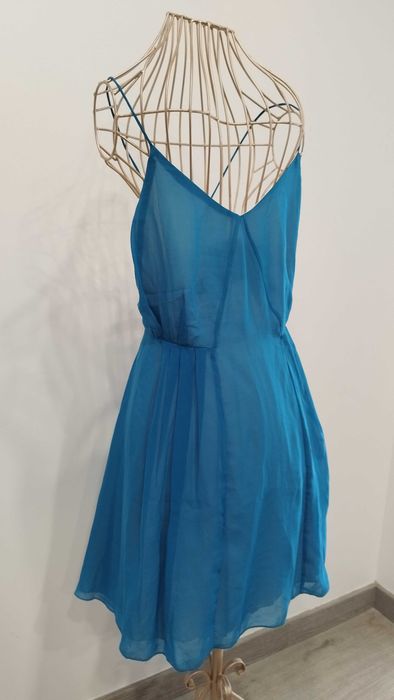 Vestido curto azul com alças a cruzar nas costas
