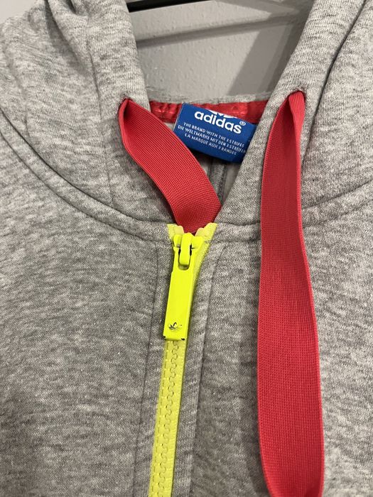 Bluza Adidas szara z neonowymi napisami