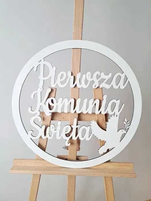 Koło Pierwsza Komunia Święta biały napis dekoracje sali moda