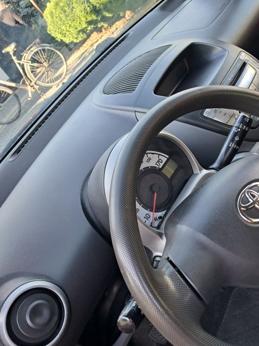 Toyota aygo czerwony