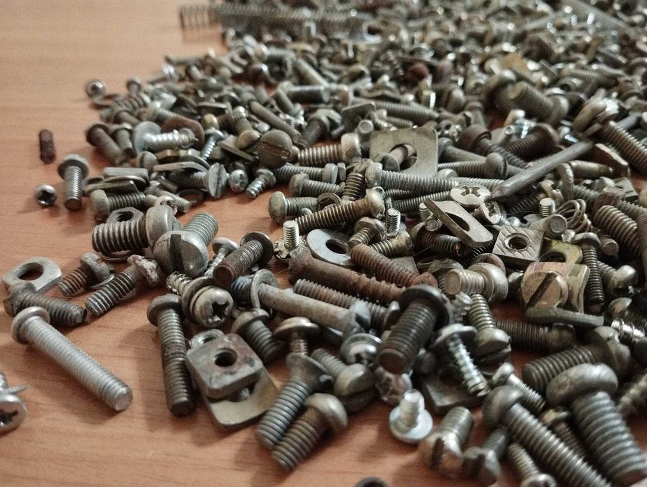 Різні болтики, гвинтики та ін., загальна вага 1,05 кг.