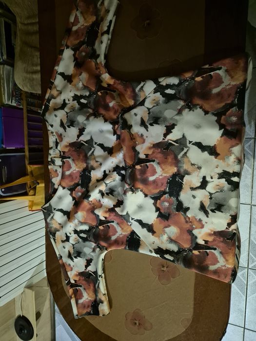 Śliczna sukienka z jesiennym motywem  lekko dopasowana - rozm. 42/44