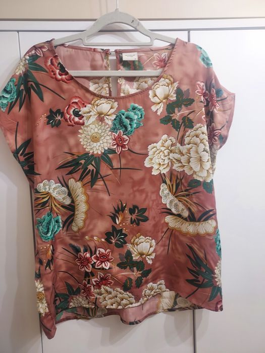 Piękna bluzka w kwiaty
