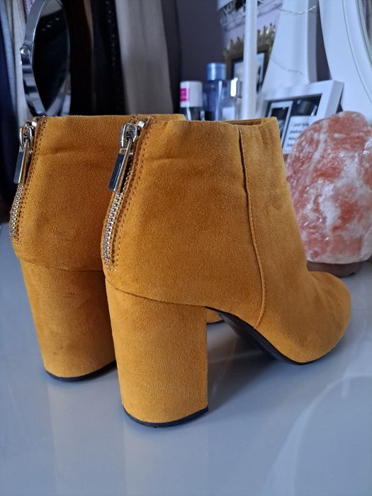 Musztardowe botki na obcasie