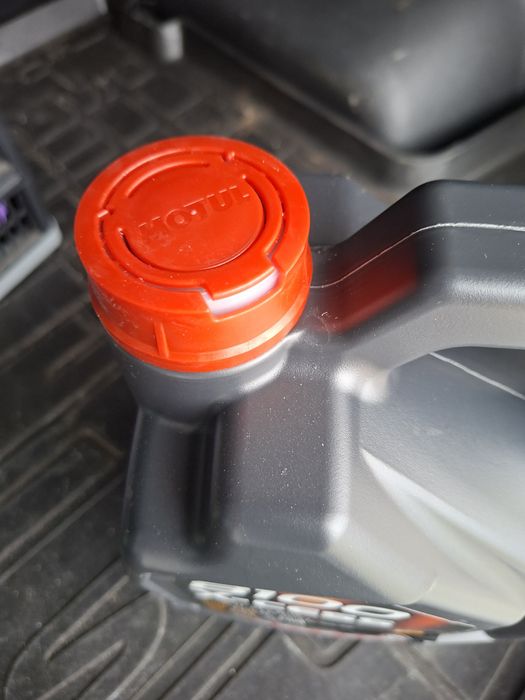 Olej silnikowy Motul 10w40