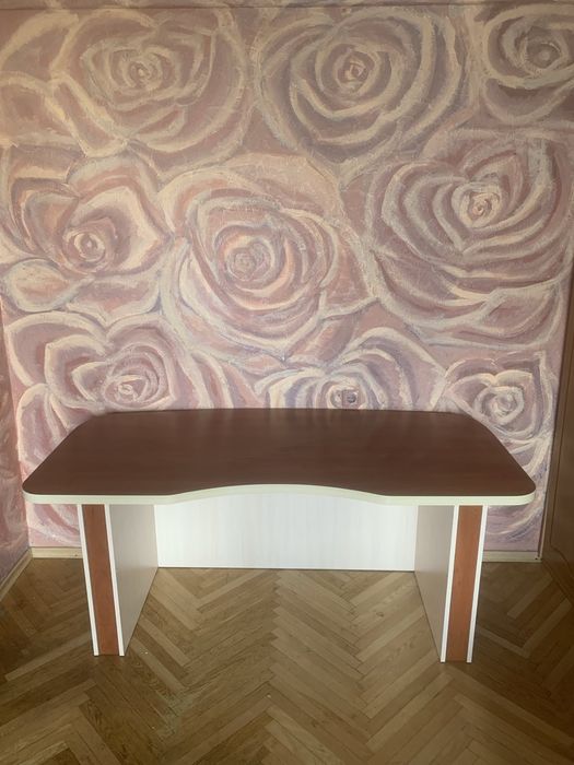 Стол письменный.