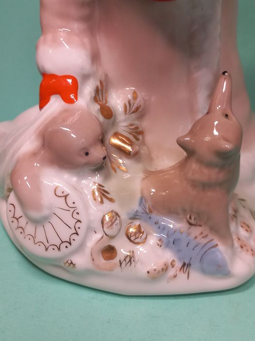 Статуэтка фарфоровая .