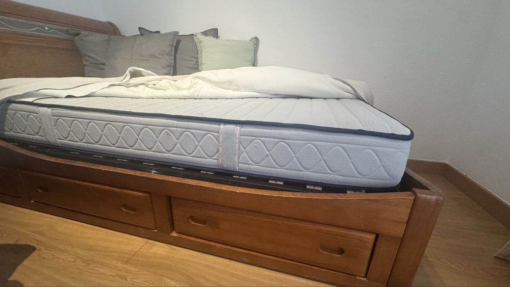 Cama de corpo e meio madeira maciça, com colchao pierre cardin