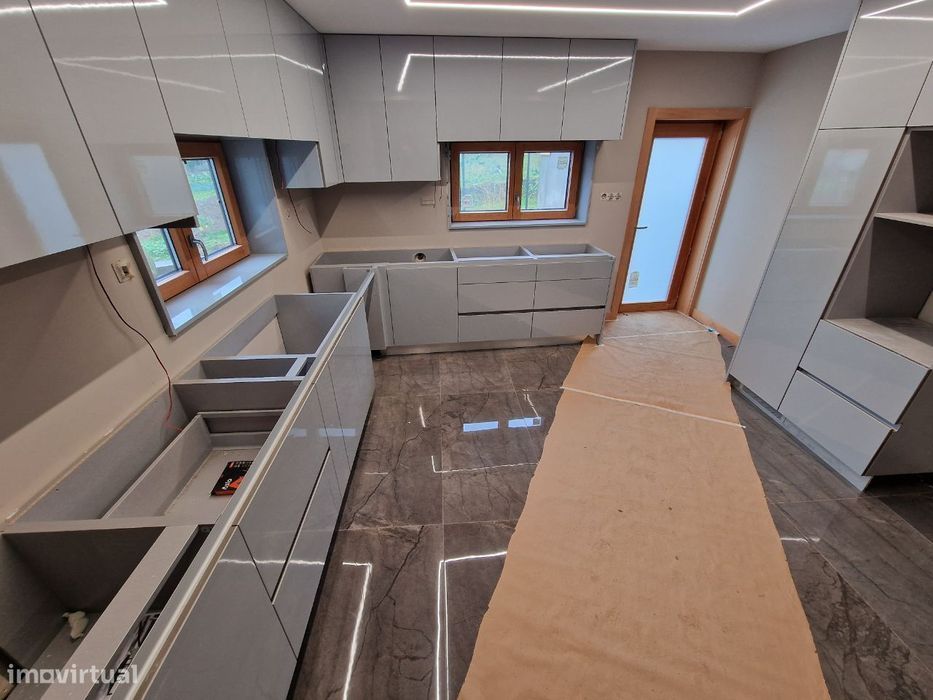 FANTÁSTICO oportunidade de Negócio - MORADIA V4 com Quatro suites