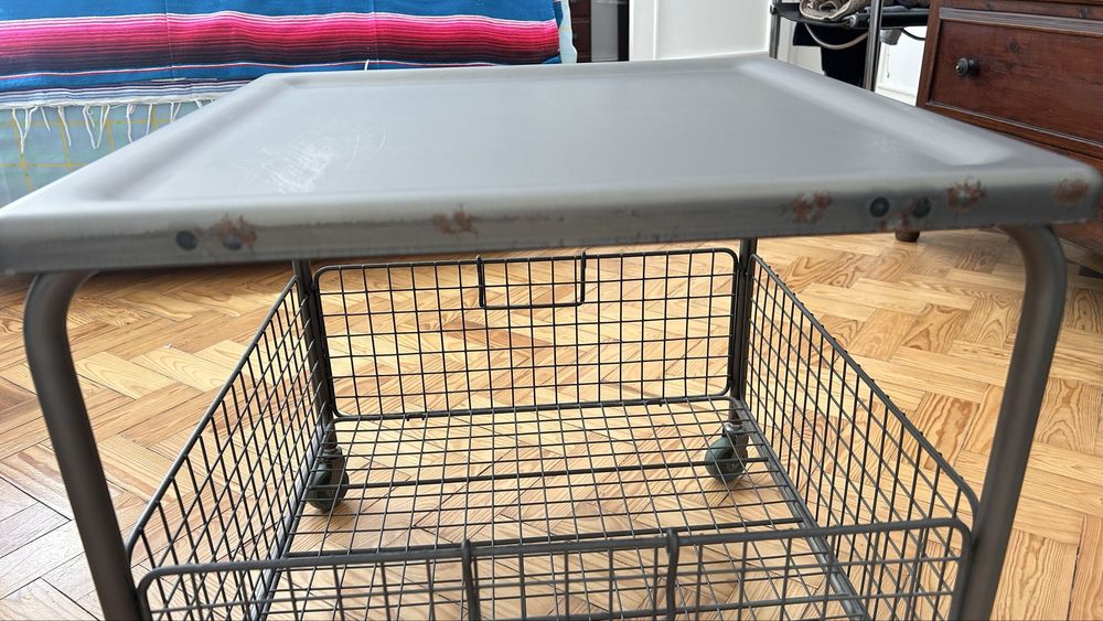 Mesa apoio metal com arrumação