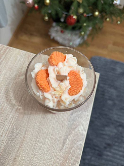 Декоративна новорічна свічка ручної роботи з ароматом  мандарина