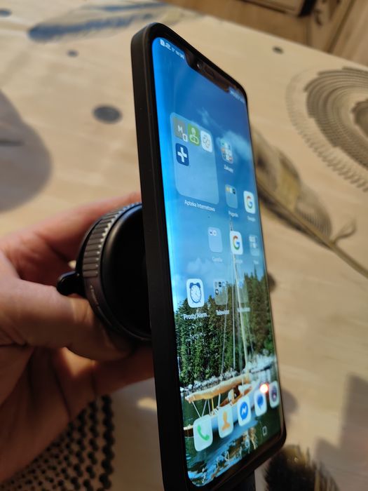 Uchwyt na telefon w aucie