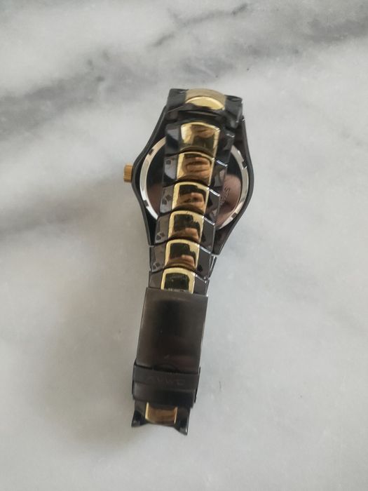 Zegarek analogowy czarno złoty.