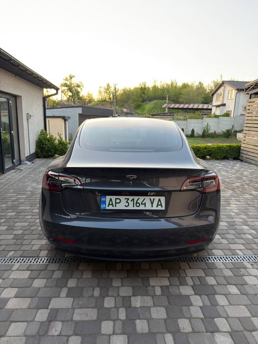Продам електромобіль модель Tesla 3
