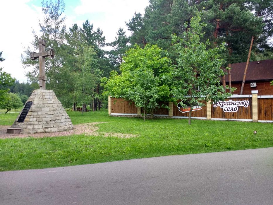 Продам землю навпроти комплексу Українське село. Ціна лише 10 000