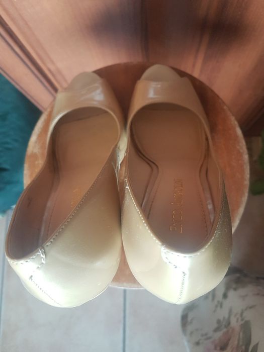 Buty na koturnie open toe perłowe Enzo Angiolini 36 skóra lakierowana