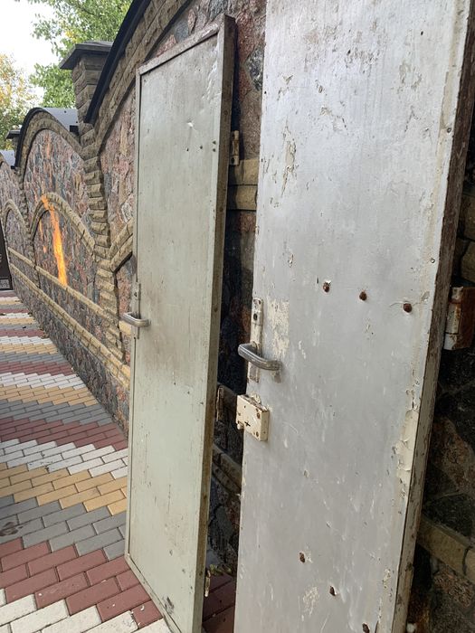 Продам железные вагонные двери размером шириной 58см и высота 1.95м