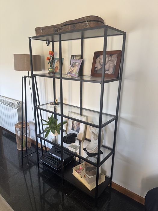 Estante de sala em metal e vidro