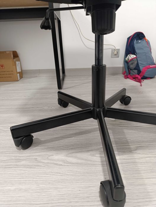 Cadeira preta rotativa