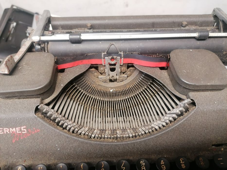 Máquina de escrever antiga HERMES