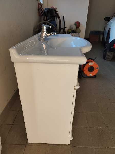Móvel Branco WC e Lavatório em razoável estado