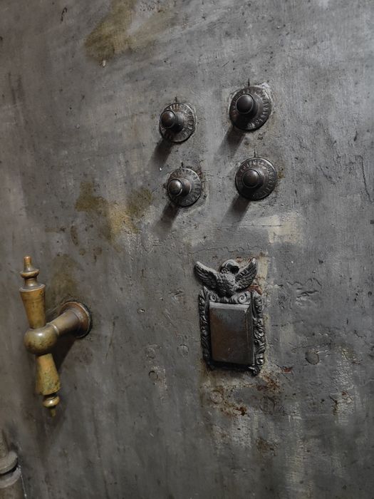 Cofre muito antigo em ferro a base é topo é madeira