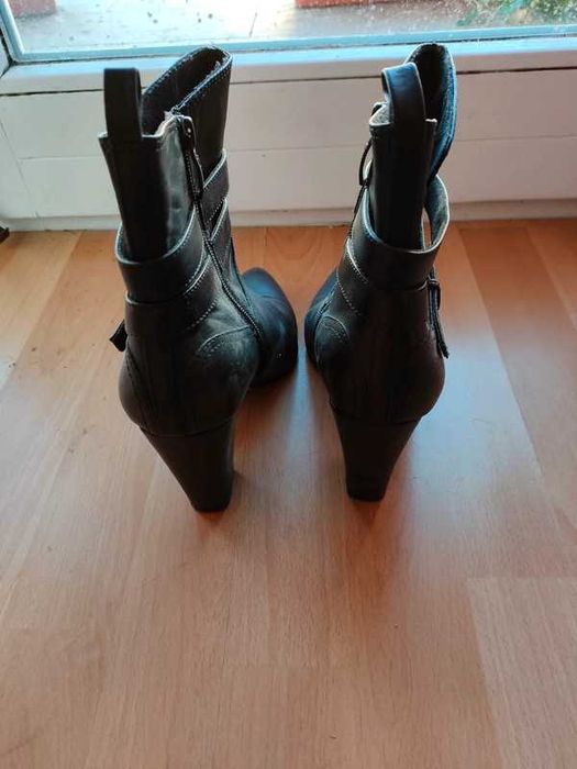 Skórzane jesienne botki na obcasie Tamaris r. 40