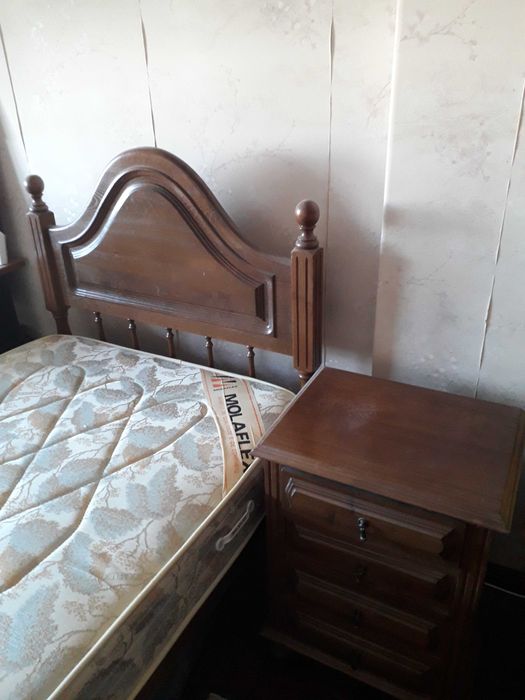 Cama solteiro de madeira, estrado, colchão, mesa de cabeceira