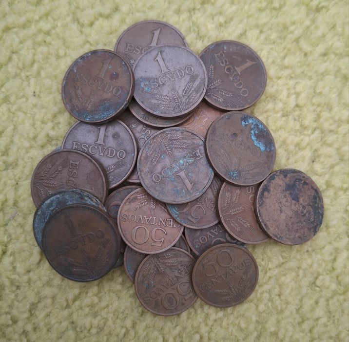 30 moedas (escudo e centavos )
