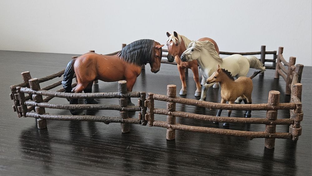 Collecta. Zagroda dla koni. 3 figurki koni . 1 źrebak schleich.