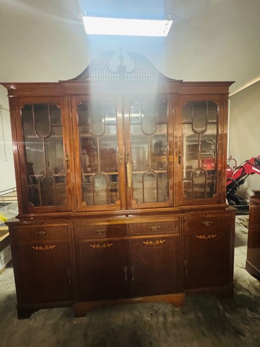 Cristaleira e aparador em muito bom estado . Madeira maciça.