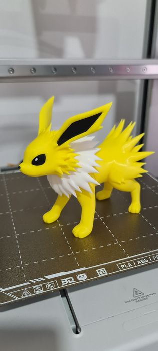 Pokemon Jolteon cerca de 14cm