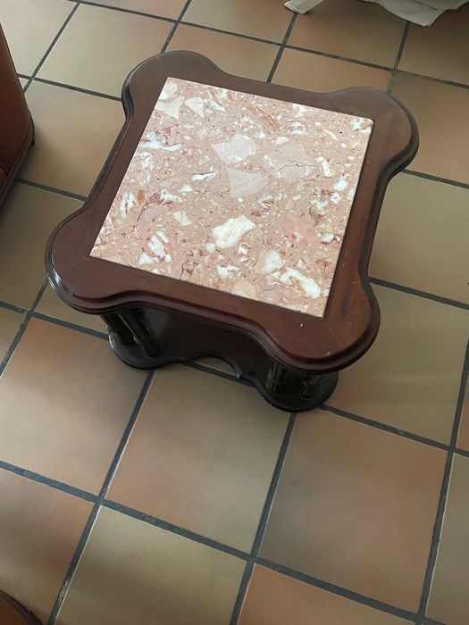 Sofás em Pele: 1 Sofá Cama 3 Lugares + 2 Poltronas + 2 Mesas de Apoio