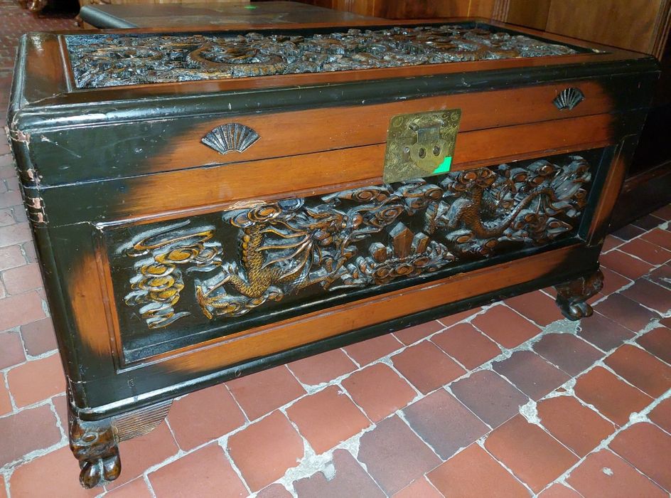 Stary kufer skrzynia zdobiona