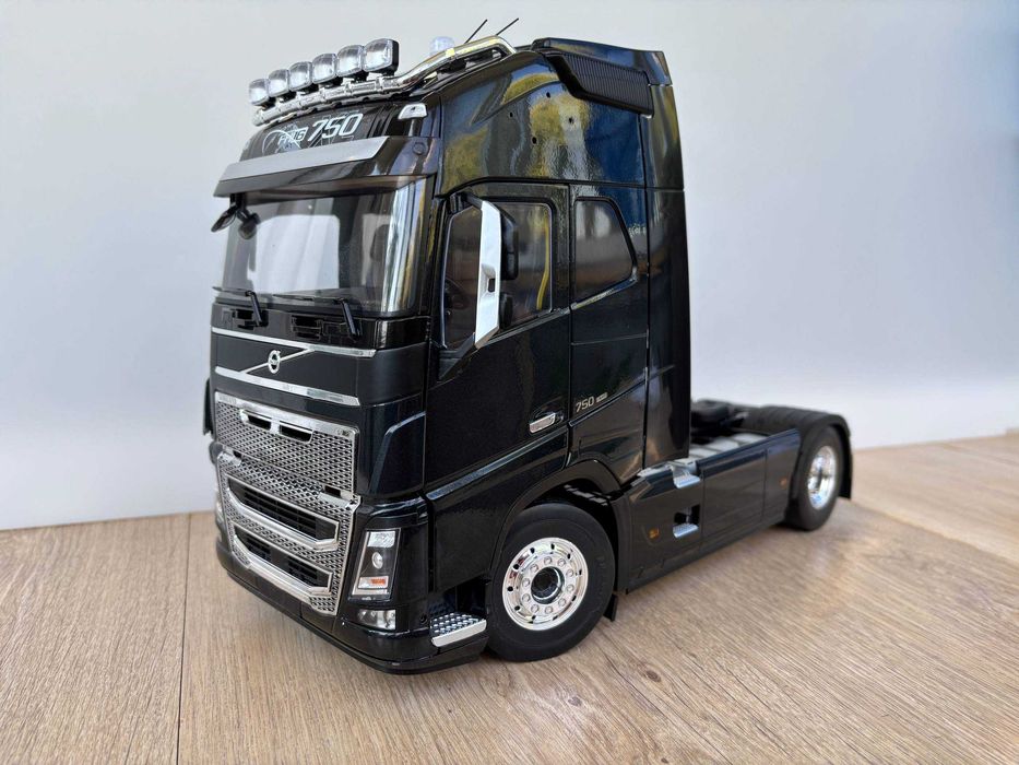 Volvo FH16 XL 2018 (Black) Premium ClassiXXs 1:18: 7 199 грн