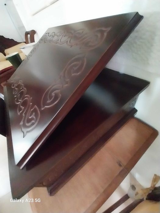 caixa em madeira com suporte para livro/atril