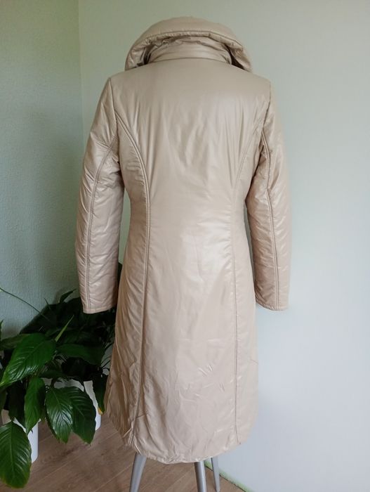 38 Caterina Leman długa kurtka płaszcz beżowy kaszmirowy z kołnierzem.