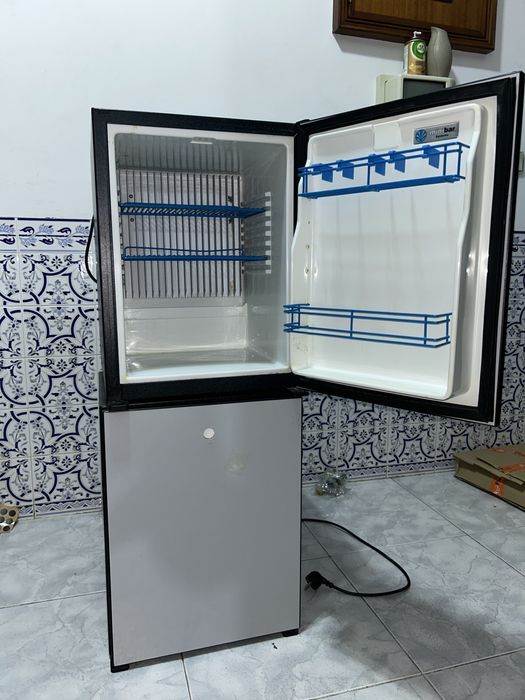 Minibar / Frigorífico pequeno – a funcionar