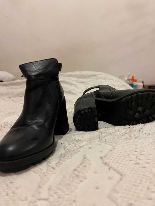 Botins abertos com salto