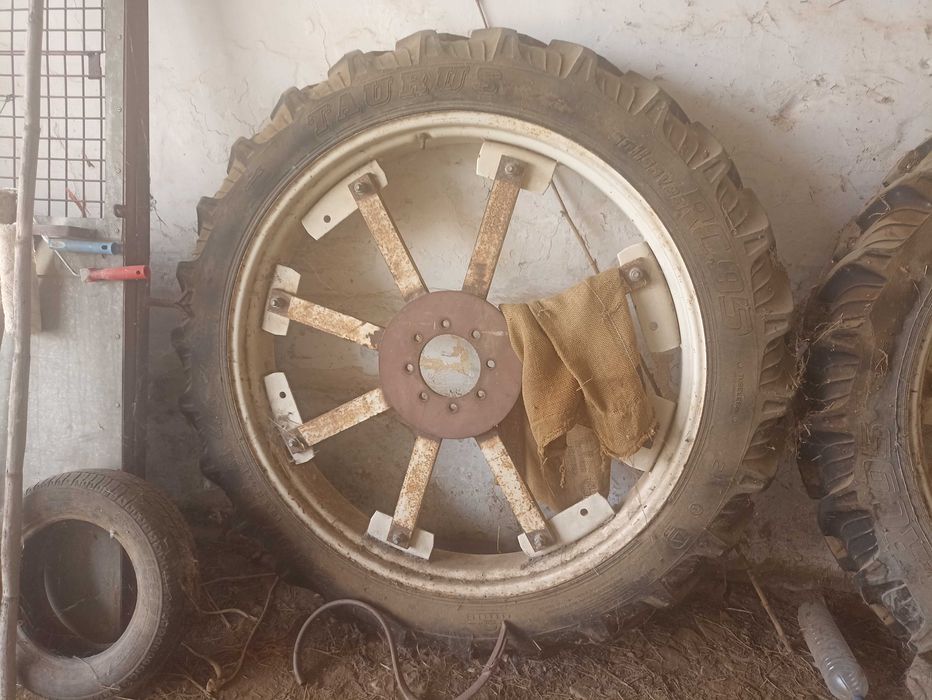 Pneus e jantes para trator