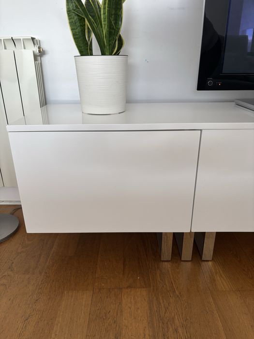 Móvel Aparador Branco Lacado Interdesign 4 portas e pés em inox