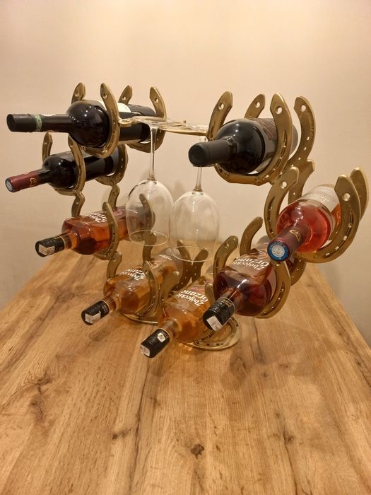 Stojak na wino i kieliszki z podków