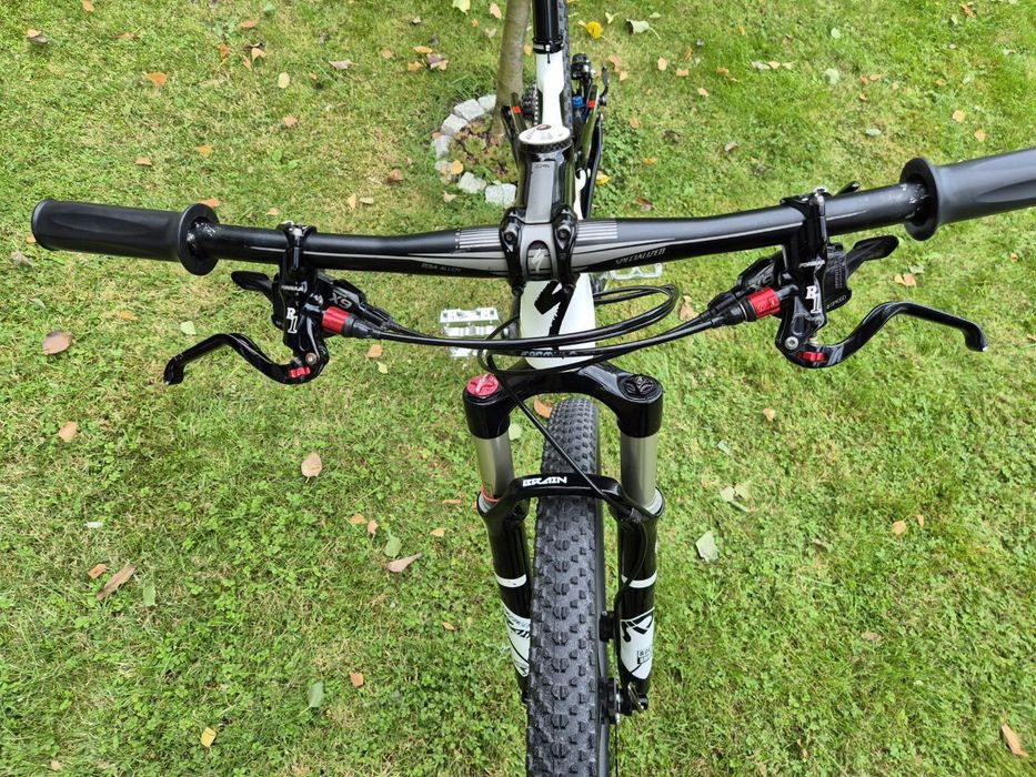 Specialized Epic Expert Carbon 29 – kultowy full XC z systemem Brain
H