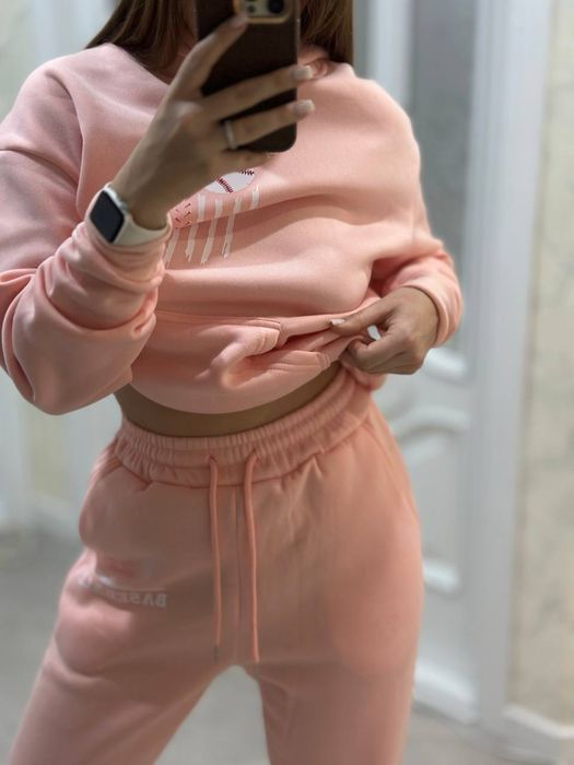 Спортивний жіночий костюм