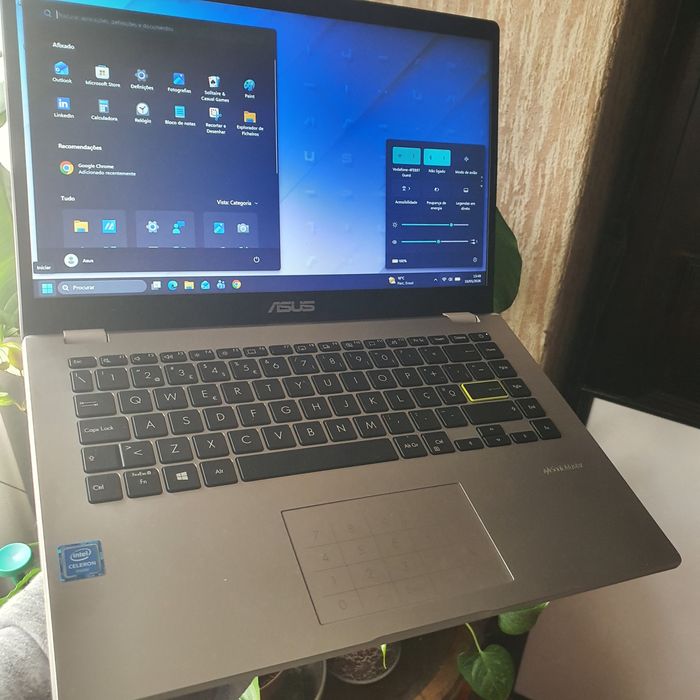 Portátil Asus.    4 Gb ram 256 Gb ssd + 64 GB SSD Bateria 7h