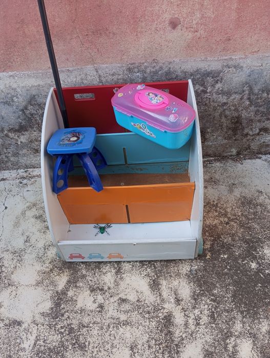 Prateleira de criança com rodas