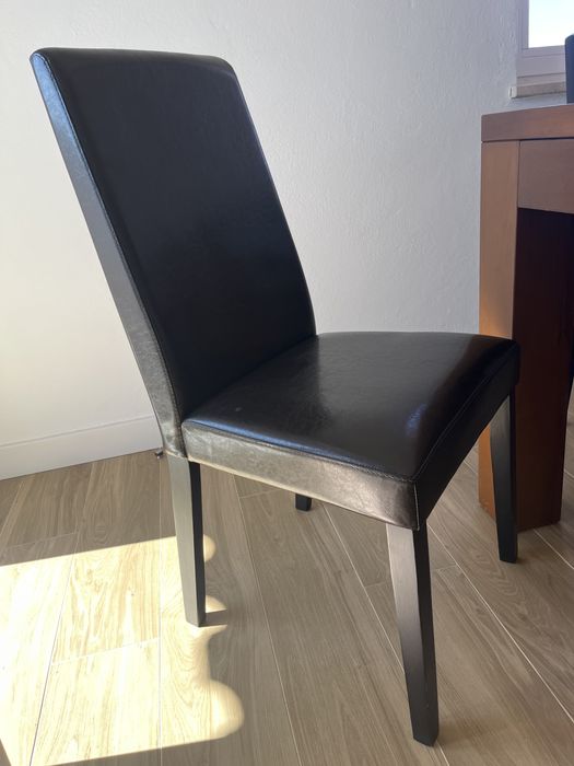 Mesa de comer e cadeiras altas
