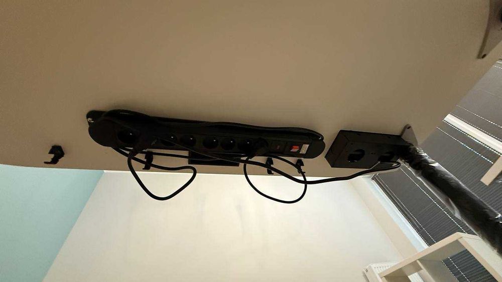 Nowoczesne biurko z przepustami kablowymi i listwą zasilającą